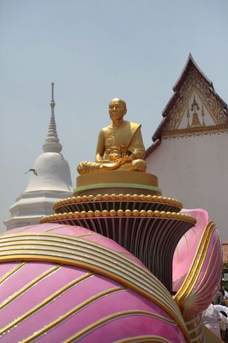 ภาพ No.8352:พิธีอัญเชิญรูปหล่อทองคำ พระมงคลเทพมุนี (สด จนฺทสโร) ประดิษฐาน ณ วัดสองพี่น้อง (พระอารามหลวง) จ.สุพรรณบุรี ประจำวันจันทร์ที่ 25 มีนาคม พ.ศ.2556