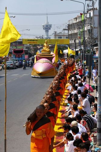 ภาพ No.8354:พิธีอัญเชิญรูปหล่อทองคำ พระมงคลเทพมุนี (สด จนฺทสโร) ประดิษฐาน ณ วัดสองพี่น้อง (พระอารามหลวง) จ.สุพรรณบุรี ประจำวันจันทร์ที่ 25 มีนาคม พ.ศ.2556