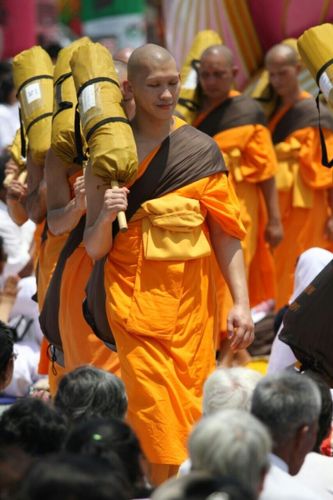 ภาพ No.8353:พิธีอัญเชิญรูปหล่อทองคำ พระมงคลเทพมุนี (สด จนฺทสโร) ประดิษฐาน ณ วัดสองพี่น้อง (พระอารามหลวง) จ.สุพรรณบุรี ประจำวันจันทร์ที่ 25 มีนาคม พ.ศ.2556