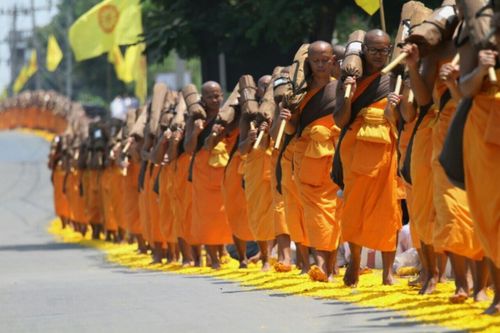 ภาพ No.8355:พิธีอัญเชิญรูปหล่อทองคำ พระมงคลเทพมุนี (สด จนฺทสโร) ประดิษฐาน ณ วัดสองพี่น้อง (พระอารามหลวง) จ.สุพรรณบุรี ประจำวันจันทร์ที่ 25 มีนาคม พ.ศ.2556