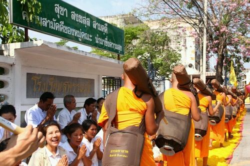 ภาพ No.8358:พิธีอัญเชิญรูปหล่อทองคำ พระมงคลเทพมุนี (สด จนฺทสโร) ประดิษฐาน ณ วัดสองพี่น้อง (พระอารามหลวง) จ.สุพรรณบุรี ประจำวันจันทร์ที่ 25 มีนาคม พ.ศ.2556