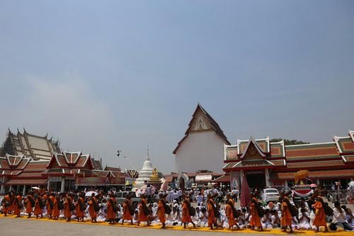 ภาพ No.8360:พิธีอัญเชิญรูปหล่อทองคำ พระมงคลเทพมุนี (สด จนฺทสโร) ประดิษฐาน ณ วัดสองพี่น้อง (พระอารามหลวง) จ.สุพรรณบุรี ประจำวันจันทร์ที่ 25 มีนาคม พ.ศ.2556