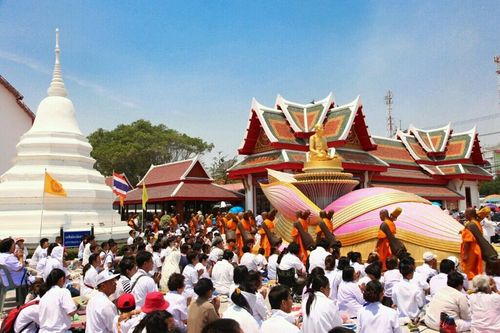 ภาพ No.8359:พิธีอัญเชิญรูปหล่อทองคำ พระมงคลเทพมุนี (สด จนฺทสโร) ประดิษฐาน ณ วัดสองพี่น้อง (พระอารามหลวง) จ.สุพรรณบุรี ประจำวันจันทร์ที่ 25 มีนาคม พ.ศ.2556