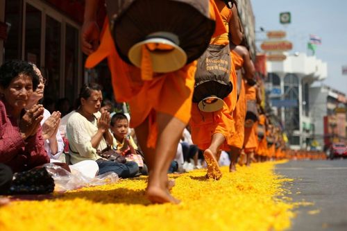 ภาพ No.8361:พิธีอัญเชิญรูปหล่อทองคำ พระมงคลเทพมุนี (สด จนฺทสโร) ประดิษฐาน ณ วัดสองพี่น้อง (พระอารามหลวง) จ.สุพรรณบุรี ประจำวันจันทร์ที่ 25 มีนาคม พ.ศ.2556