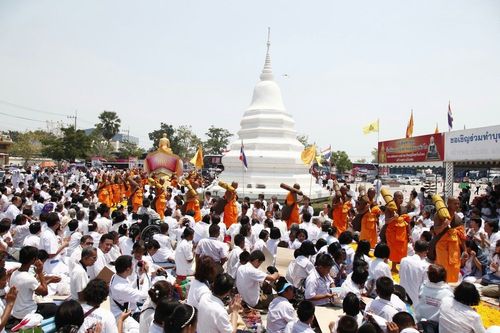 ภาพ No.8362:พิธีอัญเชิญรูปหล่อทองคำ พระมงคลเทพมุนี (สด จนฺทสโร) ประดิษฐาน ณ วัดสองพี่น้อง (พระอารามหลวง) จ.สุพรรณบุรี ประจำวันจันทร์ที่ 25 มีนาคม พ.ศ.2556