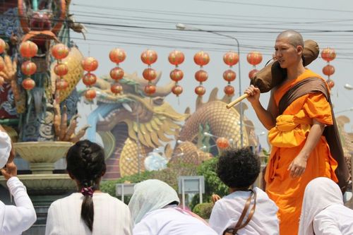 ภาพ No.8363:พิธีอัญเชิญรูปหล่อทองคำ พระมงคลเทพมุนี (สด จนฺทสโร) ประดิษฐาน ณ วัดสองพี่น้อง (พระอารามหลวง) จ.สุพรรณบุรี ประจำวันจันทร์ที่ 25 มีนาคม พ.ศ.2556