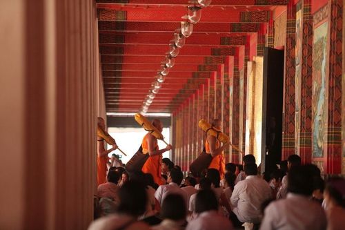 ภาพ No.8365:พิธีอัญเชิญรูปหล่อทองคำ พระมงคลเทพมุนี (สด จนฺทสโร) ประดิษฐาน ณ วัดสองพี่น้อง (พระอารามหลวง) จ.สุพรรณบุรี ประจำวันจันทร์ที่ 25 มีนาคม พ.ศ.2556