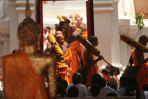 ภาพ No.8367:พิธีอัญเชิญรูปหล่อทองคำ พระมงคลเทพมุนี (สด จนฺทสโร) ประดิษฐาน ณ วัดสองพี่น้อง (พระอารามหลวง) จ.สุพรรณบุรี ประจำวันจันทร์ที่ 25 มีนาคม พ.ศ.2556