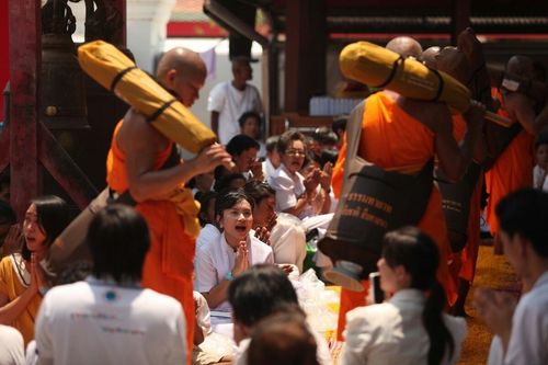 ภาพ No.8370:พิธีอัญเชิญรูปหล่อทองคำ พระมงคลเทพมุนี (สด จนฺทสโร) ประดิษฐาน ณ วัดสองพี่น้อง (พระอารามหลวง) จ.สุพรรณบุรี ประจำวันจันทร์ที่ 25 มีนาคม พ.ศ.2556