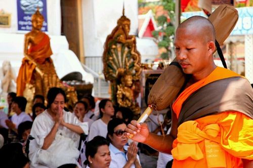 ภาพ No.8369:พิธีอัญเชิญรูปหล่อทองคำ พระมงคลเทพมุนี (สด จนฺทสโร) ประดิษฐาน ณ วัดสองพี่น้อง (พระอารามหลวง) จ.สุพรรณบุรี ประจำวันจันทร์ที่ 25 มีนาคม พ.ศ.2556