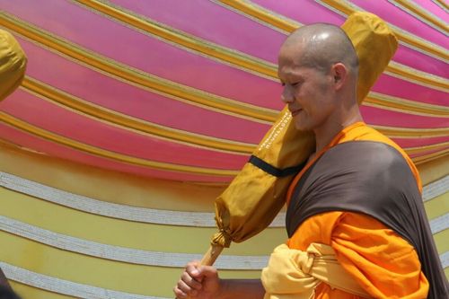 ภาพ No.8368:พิธีอัญเชิญรูปหล่อทองคำ พระมงคลเทพมุนี (สด จนฺทสโร) ประดิษฐาน ณ วัดสองพี่น้อง (พระอารามหลวง) จ.สุพรรณบุรี ประจำวันจันทร์ที่ 25 มีนาคม พ.ศ.2556