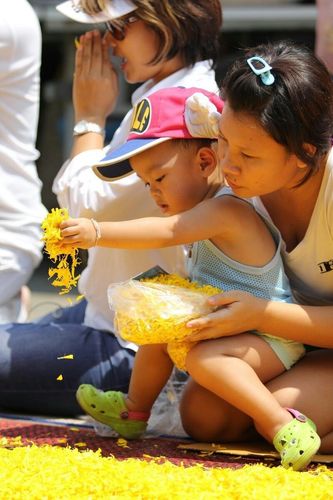 ภาพ No.8375:พิธีอัญเชิญรูปหล่อทองคำ พระมงคลเทพมุนี (สด จนฺทสโร) ประดิษฐาน ณ วัดสองพี่น้อง (พระอารามหลวง) จ.สุพรรณบุรี วันอังคารที่ 26 มีนาคม พ.ศ.2556