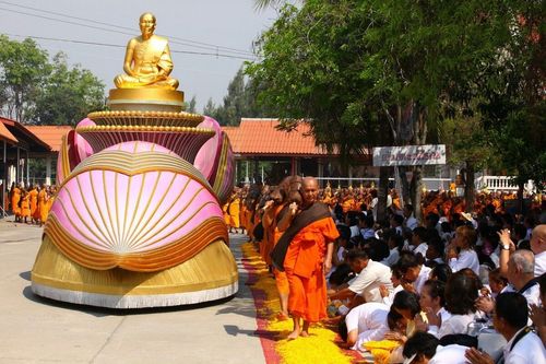 ภาพ No.8373:พิธีอัญเชิญรูปหล่อทองคำ พระมงคลเทพมุนี (สด จนฺทสโร) ประดิษฐาน ณ วัดสองพี่น้อง (พระอารามหลวง) จ.สุพรรณบุรี วันอังคารที่ 26 มีนาคม พ.ศ.2556