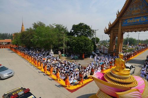 ภาพ No.8376:พิธีอัญเชิญรูปหล่อทองคำ พระมงคลเทพมุนี (สด จนฺทสโร) ประดิษฐาน ณ วัดสองพี่น้อง (พระอารามหลวง) จ.สุพรรณบุรี วันอังคารที่ 26 มีนาคม พ.ศ.2556