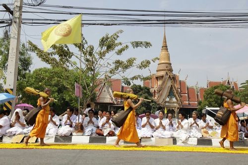 ภาพ No.8433:พิธีอัญเชิญรูปหล่อทองคำ พระมงคลเทพมุนี (สด จนฺทสโร) ประดิษฐาน ณ วัดสองพี่น้อง (พระอารามหลวง) จ.สุพรรณบุรี วันอังคารที่ 26 มีนาคม พ.ศ.2556