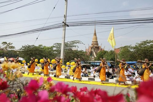 ภาพ No.8377:พิธีอัญเชิญรูปหล่อทองคำ พระมงคลเทพมุนี (สด จนฺทสโร) ประดิษฐาน ณ วัดสองพี่น้อง (พระอารามหลวง) จ.สุพรรณบุรี วันอังคารที่ 26 มีนาคม พ.ศ.2556