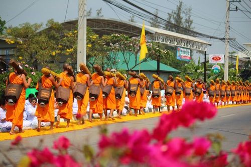 ภาพ No.8379:พิธีอัญเชิญรูปหล่อทองคำ พระมงคลเทพมุนี (สด จนฺทสโร) ประดิษฐาน ณ วัดสองพี่น้อง (พระอารามหลวง) จ.สุพรรณบุรี วันอังคารที่ 26 มีนาคม พ.ศ.2556