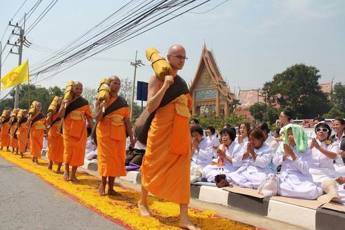 ภาพ No.8380:พิธีอัญเชิญรูปหล่อทองคำ พระมงคลเทพมุนี (สด จนฺทสโร) ประดิษฐาน ณ วัดสองพี่น้อง (พระอารามหลวง) จ.สุพรรณบุรี วันอังคารที่ 26 มีนาคม พ.ศ.2556