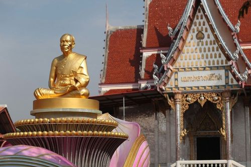 ภาพ No.8383:พิธีอัญเชิญรูปหล่อทองคำ พระมงคลเทพมุนี (สด จนฺทสโร) ประดิษฐาน ณ วัดสองพี่น้อง (พระอารามหลวง) จ.สุพรรณบุรี วันอังคารที่ 26 มีนาคม พ.ศ.2556