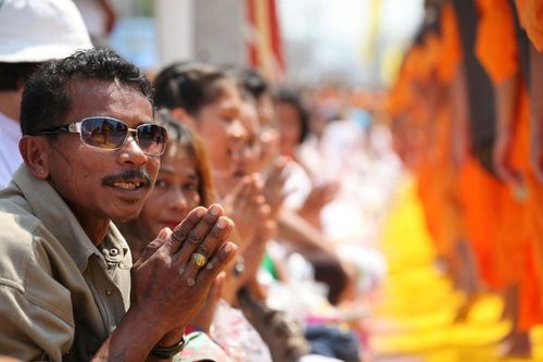 ภาพ No.8387:พิธีอัญเชิญรูปหล่อทองคำ พระมงคลเทพมุนี (สด จนฺทสโร) ประดิษฐาน ณ วัดสองพี่น้อง (พระอารามหลวง) จ.สุพรรณบุรี วันอังคารที่ 26 มีนาคม พ.ศ.2556