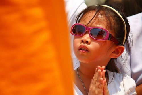 ภาพ No.8388:พิธีอัญเชิญรูปหล่อทองคำ พระมงคลเทพมุนี (สด จนฺทสโร) ประดิษฐาน ณ วัดสองพี่น้อง (พระอารามหลวง) จ.สุพรรณบุรี วันอังคารที่ 26 มีนาคม พ.ศ.2556