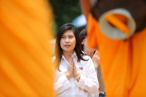 ภาพ No.8390:พิธีอัญเชิญรูปหล่อทองคำ พระมงคลเทพมุนี (สด จนฺทสโร) ประดิษฐาน ณ วัดสองพี่น้อง (พระอารามหลวง) จ.สุพรรณบุรี วันอังคารที่ 26 มีนาคม พ.ศ.2556