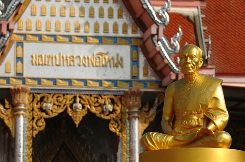 ภาพ No.8392:พิธีอัญเชิญรูปหล่อทองคำ พระมงคลเทพมุนี (สด จนฺทสโร) ประดิษฐาน ณ วัดสองพี่น้อง (พระอารามหลวง) จ.สุพรรณบุรี วันอังคารที่ 26 มีนาคม พ.ศ.2556