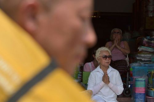 ภาพ No.8395:พิธีอัญเชิญรูปหล่อทองคำ พระมงคลเทพมุนี (สด จนฺทสโร) ประดิษฐาน ณ วัดสองพี่น้อง (พระอารามหลวง) จ.สุพรรณบุรี วันอังคารที่ 26 มีนาคม พ.ศ.2556