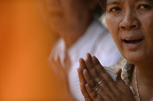 ภาพ No.8394:พิธีอัญเชิญรูปหล่อทองคำ พระมงคลเทพมุนี (สด จนฺทสโร) ประดิษฐาน ณ วัดสองพี่น้อง (พระอารามหลวง) จ.สุพรรณบุรี วันอังคารที่ 26 มีนาคม พ.ศ.2556