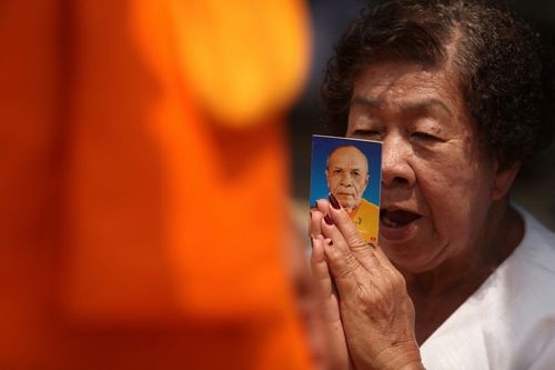 ภาพ No.8397:พิธีอัญเชิญรูปหล่อทองคำ พระมงคลเทพมุนี (สด จนฺทสโร) ประดิษฐาน ณ วัดสองพี่น้อง (พระอารามหลวง) จ.สุพรรณบุรี วันอังคารที่ 26 มีนาคม พ.ศ.2556