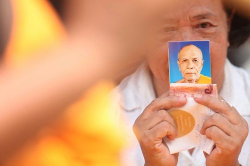 ภาพ No.8396:พิธีอัญเชิญรูปหล่อทองคำ พระมงคลเทพมุนี (สด จนฺทสโร) ประดิษฐาน ณ วัดสองพี่น้อง (พระอารามหลวง) จ.สุพรรณบุรี วันอังคารที่ 26 มีนาคม พ.ศ.2556