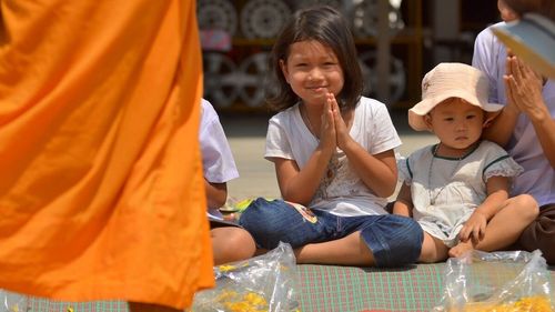 ภาพ No.8399:พิธีอัญเชิญรูปหล่อทองคำ พระมงคลเทพมุนี (สด จนฺทสโร) ประดิษฐาน ณ วัดสองพี่น้อง (พระอารามหลวง) จ.สุพรรณบุรี วันอังคารที่ 26 มีนาคม พ.ศ.2556