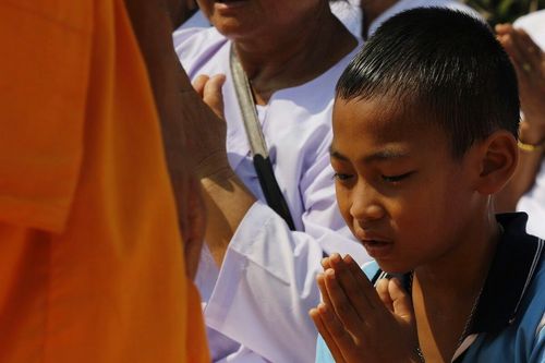 ภาพ No.8400:พิธีอัญเชิญรูปหล่อทองคำ พระมงคลเทพมุนี (สด จนฺทสโร) ประดิษฐาน ณ วัดสองพี่น้อง (พระอารามหลวง) จ.สุพรรณบุรี วันอังคารที่ 26 มีนาคม พ.ศ.2556