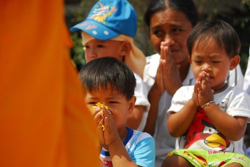 ภาพ No.8401:พิธีอัญเชิญรูปหล่อทองคำ พระมงคลเทพมุนี (สด จนฺทสโร) ประดิษฐาน ณ วัดสองพี่น้อง (พระอารามหลวง) จ.สุพรรณบุรี วันอังคารที่ 26 มีนาคม พ.ศ.2556