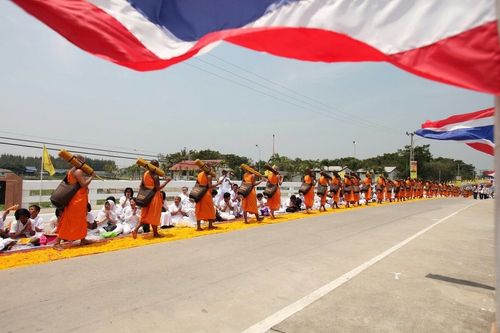 ภาพ No.8404:พิธีอัญเชิญรูปหล่อทองคำ พระมงคลเทพมุนี (สด จนฺทสโร) ประดิษฐาน ณ วัดสองพี่น้อง (พระอารามหลวง) จ.สุพรรณบุรี วันอังคารที่ 26 มีนาคม พ.ศ.2556