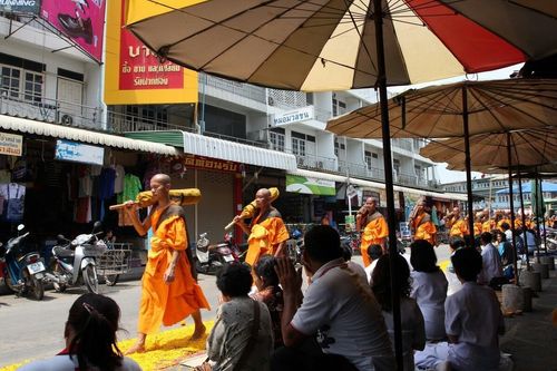 ภาพ No.8406:พิธีอัญเชิญรูปหล่อทองคำ พระมงคลเทพมุนี (สด จนฺทสโร) ประดิษฐาน ณ วัดสองพี่น้อง (พระอารามหลวง) จ.สุพรรณบุรี วันอังคารที่ 26 มีนาคม พ.ศ.2556