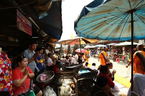 ภาพ No.8405:พิธีอัญเชิญรูปหล่อทองคำ พระมงคลเทพมุนี (สด จนฺทสโร) ประดิษฐาน ณ วัดสองพี่น้อง (พระอารามหลวง) จ.สุพรรณบุรี วันอังคารที่ 26 มีนาคม พ.ศ.2556