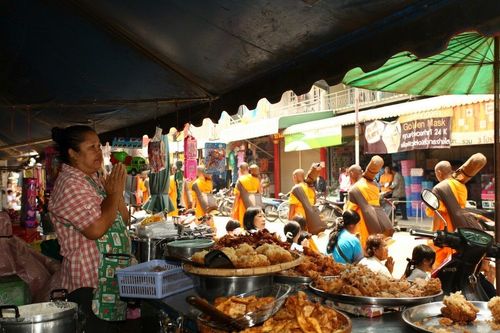 ภาพ No.8408:พิธีอัญเชิญรูปหล่อทองคำ พระมงคลเทพมุนี (สด จนฺทสโร) ประดิษฐาน ณ วัดสองพี่น้อง (พระอารามหลวง) จ.สุพรรณบุรี วันอังคารที่ 26 มีนาคม พ.ศ.2556