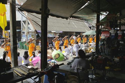 ภาพ No.8432:พิธีอัญเชิญรูปหล่อทองคำ พระมงคลเทพมุนี (สด จนฺทสโร) ประดิษฐาน ณ วัดสองพี่น้อง (พระอารามหลวง) จ.สุพรรณบุรี วันอังคารที่ 26 มีนาคม พ.ศ.2556