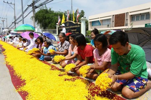 ภาพ No.8434:พิธีอัญเชิญรูปหล่อทองคำ พระมงคลเทพมุนี (สด จนฺทสโร) ประดิษฐาน ณ วัดสองพี่น้อง (พระอารามหลวง) จ.สุพรรณบุรี วันอังคารที่ 26 มีนาคม พ.ศ.2556