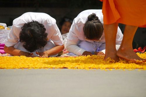 ภาพ No.8409:พิธีอัญเชิญรูปหล่อทองคำ พระมงคลเทพมุนี (สด จนฺทสโร) ประดิษฐาน ณ วัดสองพี่น้อง (พระอารามหลวง) จ.สุพรรณบุรี วันอังคารที่ 26 มีนาคม พ.ศ.2556