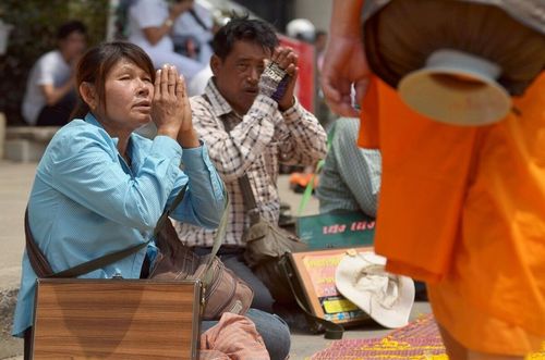 ภาพ No.8411:พิธีอัญเชิญรูปหล่อทองคำ พระมงคลเทพมุนี (สด จนฺทสโร) ประดิษฐาน ณ วัดสองพี่น้อง (พระอารามหลวง) จ.สุพรรณบุรี วันอังคารที่ 26 มีนาคม พ.ศ.2556