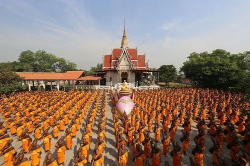 ภาพ No.8410:พิธีอัญเชิญรูปหล่อทองคำ พระมงคลเทพมุนี (สด จนฺทสโร) ประดิษฐาน ณ วัดสองพี่น้อง (พระอารามหลวง) จ.สุพรรณบุรี วันอังคารที่ 26 มีนาคม พ.ศ.2556