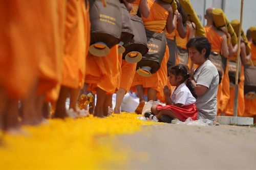 ภาพ No.8412:พิธีอัญเชิญรูปหล่อทองคำ พระมงคลเทพมุนี (สด จนฺทสโร) ประดิษฐาน ณ วัดสองพี่น้อง (พระอารามหลวง) จ.สุพรรณบุรี วันอังคารที่ 26 มีนาคม พ.ศ.2556