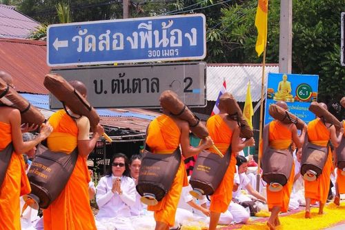 ภาพ No.8419:พิธีอัญเชิญรูปหล่อทองคำ พระมงคลเทพมุนี (สด จนฺทสโร) ประดิษฐาน ณ วัดสองพี่น้อง (พระอารามหลวง) จ.สุพรรณบุรี วันอังคารที่ 26 มีนาคม พ.ศ.2556