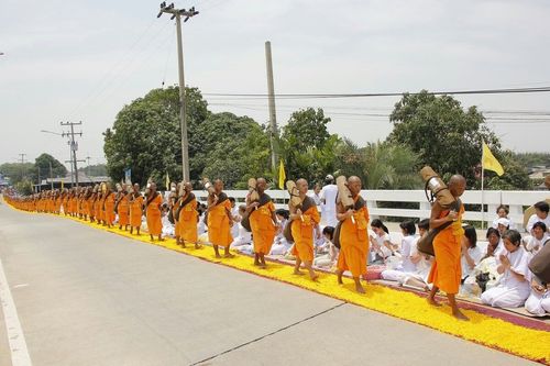 ภาพ No.8421:พิธีอัญเชิญรูปหล่อทองคำ พระมงคลเทพมุนี (สด จนฺทสโร) ประดิษฐาน ณ วัดสองพี่น้อง (พระอารามหลวง) จ.สุพรรณบุรี วันอังคารที่ 26 มีนาคม พ.ศ.2556