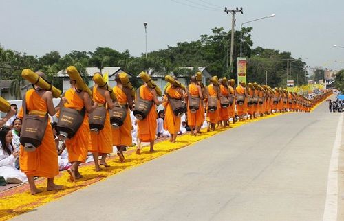 ภาพ No.8420:พิธีอัญเชิญรูปหล่อทองคำ พระมงคลเทพมุนี (สด จนฺทสโร) ประดิษฐาน ณ วัดสองพี่น้อง (พระอารามหลวง) จ.สุพรรณบุรี วันอังคารที่ 26 มีนาคม พ.ศ.2556