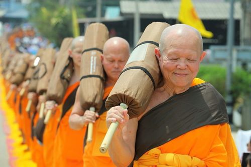 ภาพ No.8423:พิธีอัญเชิญรูปหล่อทองคำ พระมงคลเทพมุนี (สด จนฺทสโร) ประดิษฐาน ณ วัดสองพี่น้อง (พระอารามหลวง) จ.สุพรรณบุรี วันอังคารที่ 26 มีนาคม พ.ศ.2556