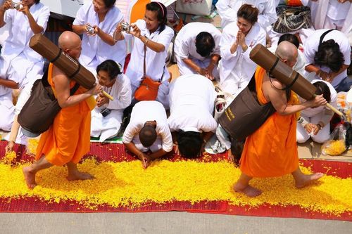 ภาพ No.8424:พิธีอัญเชิญรูปหล่อทองคำ พระมงคลเทพมุนี (สด จนฺทสโร) ประดิษฐาน ณ วัดสองพี่น้อง (พระอารามหลวง) จ.สุพรรณบุรี วันอังคารที่ 26 มีนาคม พ.ศ.2556