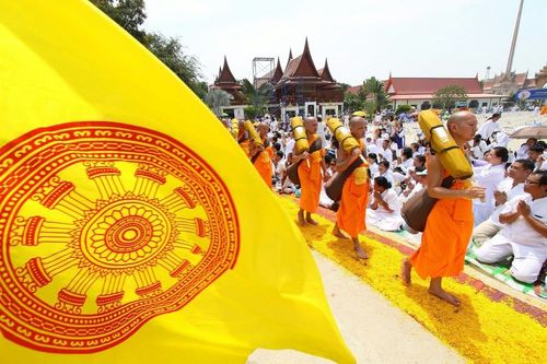 ภาพ No.8426:พิธีอัญเชิญรูปหล่อทองคำ พระมงคลเทพมุนี (สด จนฺทสโร) ประดิษฐาน ณ วัดสองพี่น้อง (พระอารามหลวง) จ.สุพรรณบุรี วันอังคารที่ 26 มีนาคม พ.ศ.2556